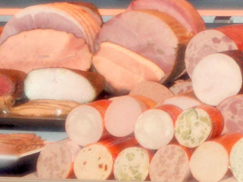 Festlich angerichtete Aufschnittplatte mit verschiedenen Wurstsorten