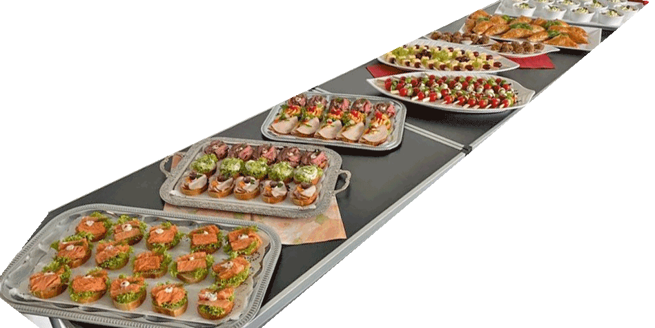Umfangreiches, festlich aufgebautes Buffet für das Catering