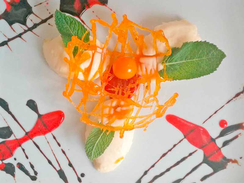 Schichtdessert mit Creme und Fruchtspiegel im Glas