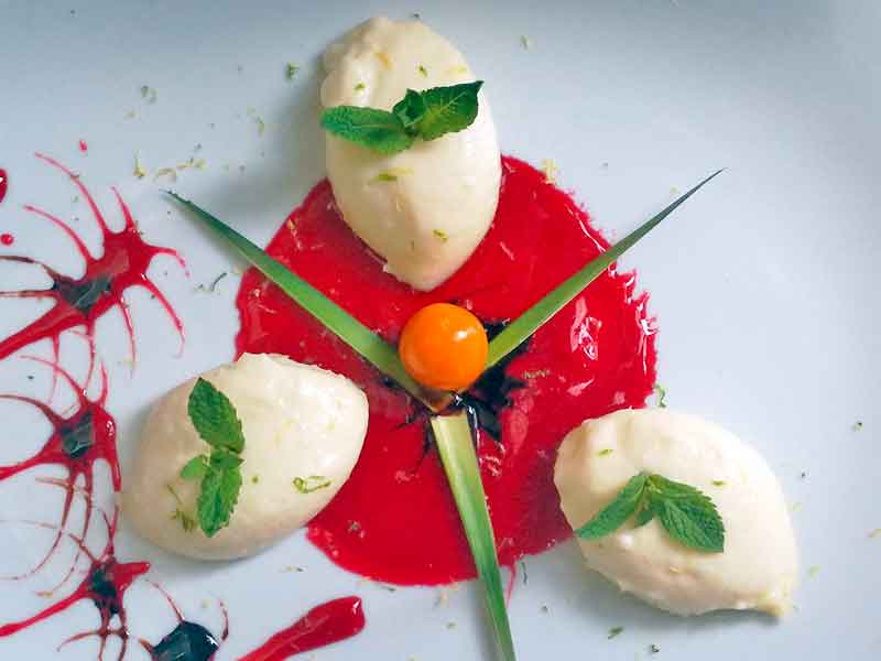 Feine Dessertcreme dekoriert mit frischen Beeren