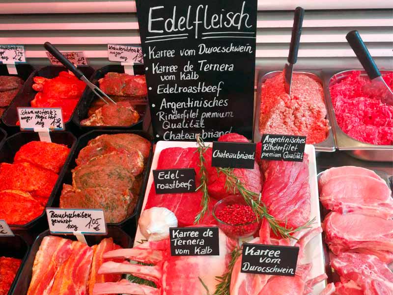 Rohes, hochwertig marmoriertes Rindersteak im Anschnitt