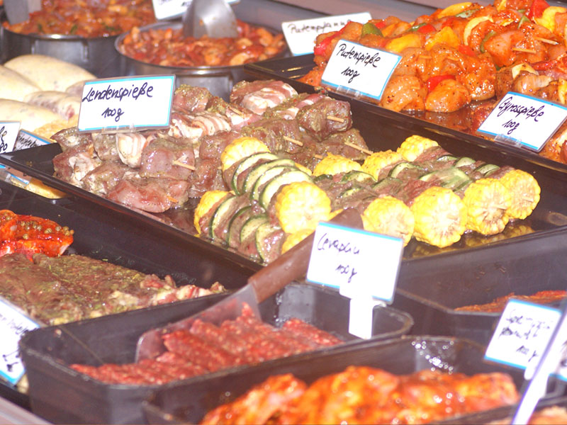 Präsentation von grillbereiten Fleischspezialitäten in der Theke