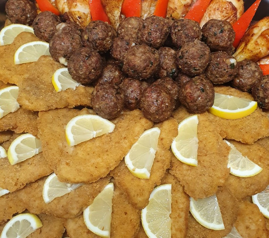 Pfannengericht mit gebratenem Fleisch und Gemüse im Catering-Behälter