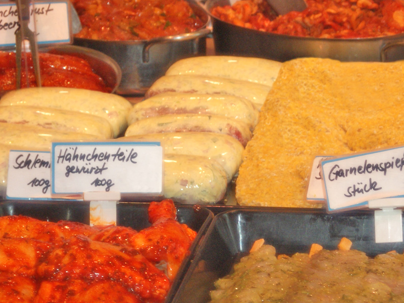 Blick in unsere gut bestückte Fleischtheke mit frischen Wurst- und Fleischwaren