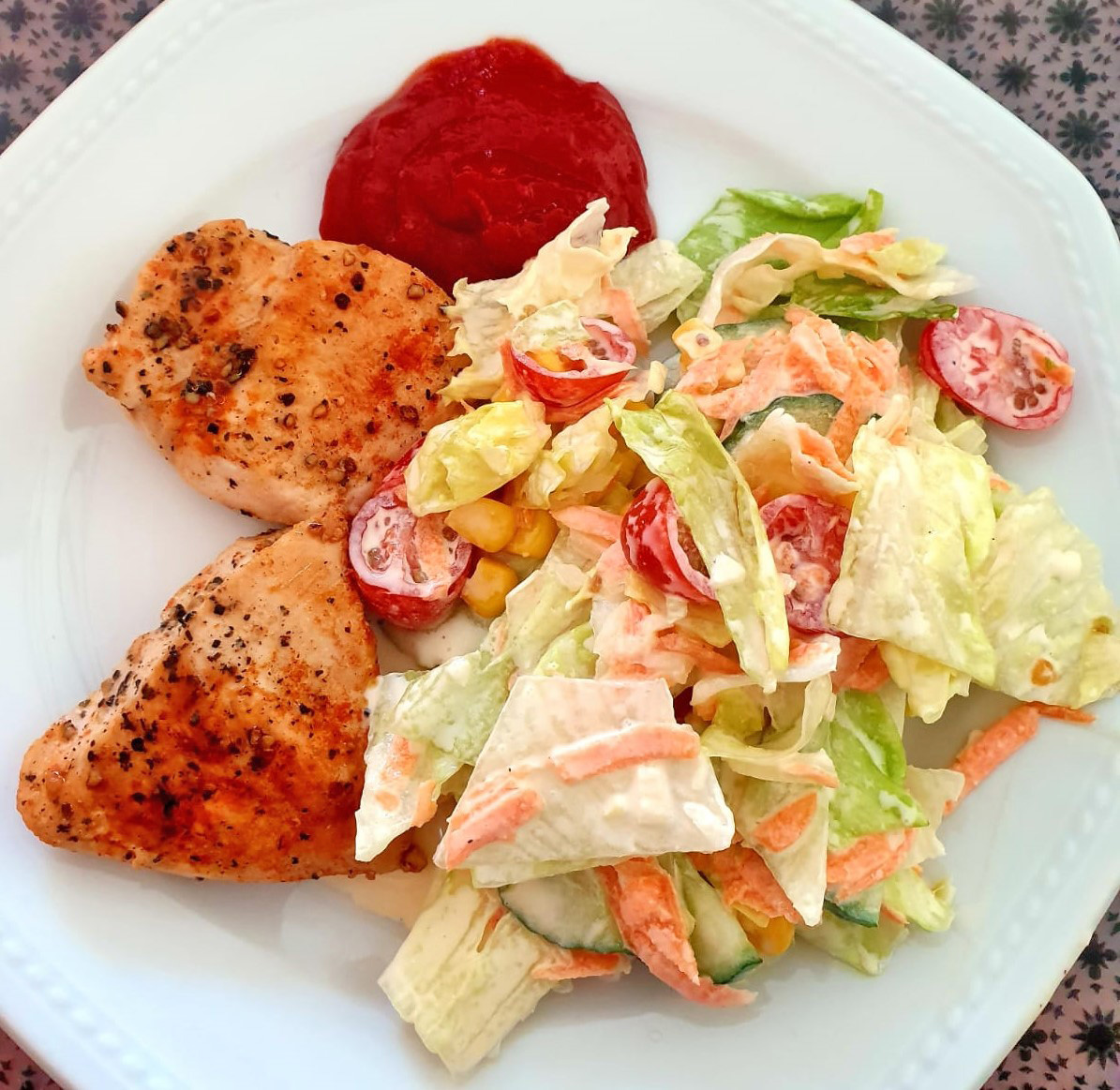 Ansprechend angerichtetes Hauptgericht mit Fleisch, Beilagen und Soße