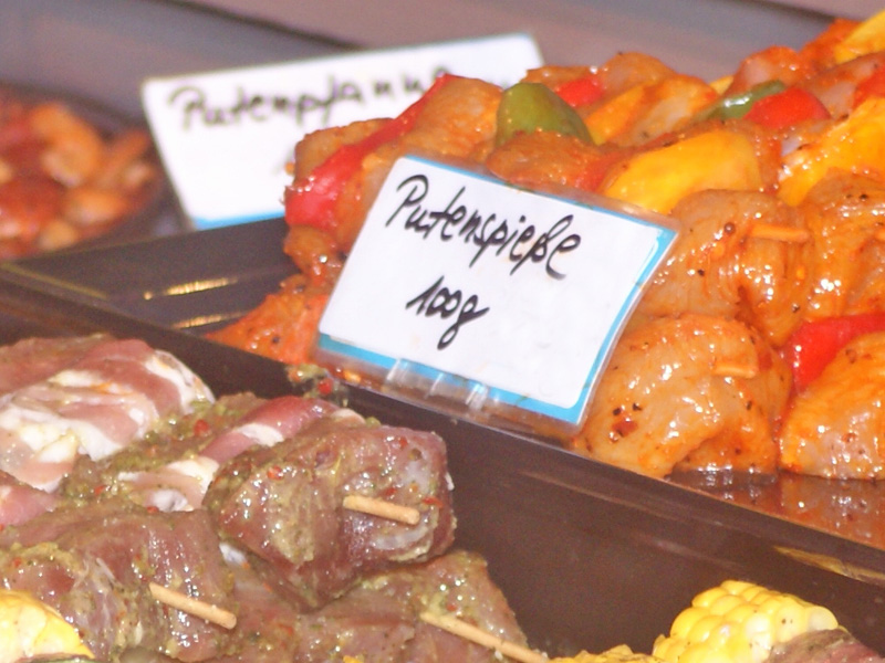 Knusprig gegrillte Putenspieße, ansprechend für das Buffet angerichtet