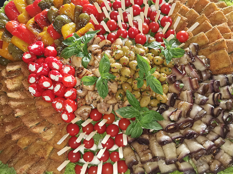 Bunt garnierte Salatplatte mit frischen Zutaten