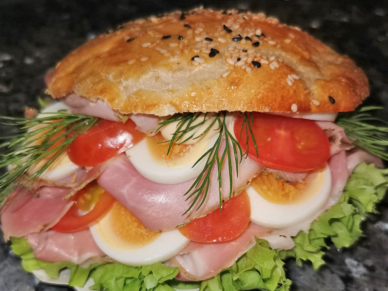 Frisch zubereitete und reichlich belegte Sandwiches für den Partyservice