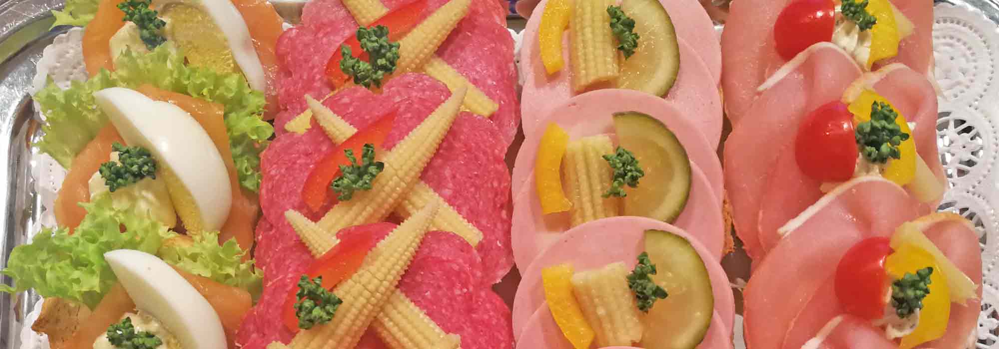 Frisch belegte Brötchen und Häppchen für Feiern und den Frühstückstisch